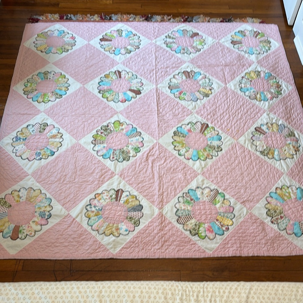 Vintage Antique Handmade Dresden Plate Quilt.  80 x 81